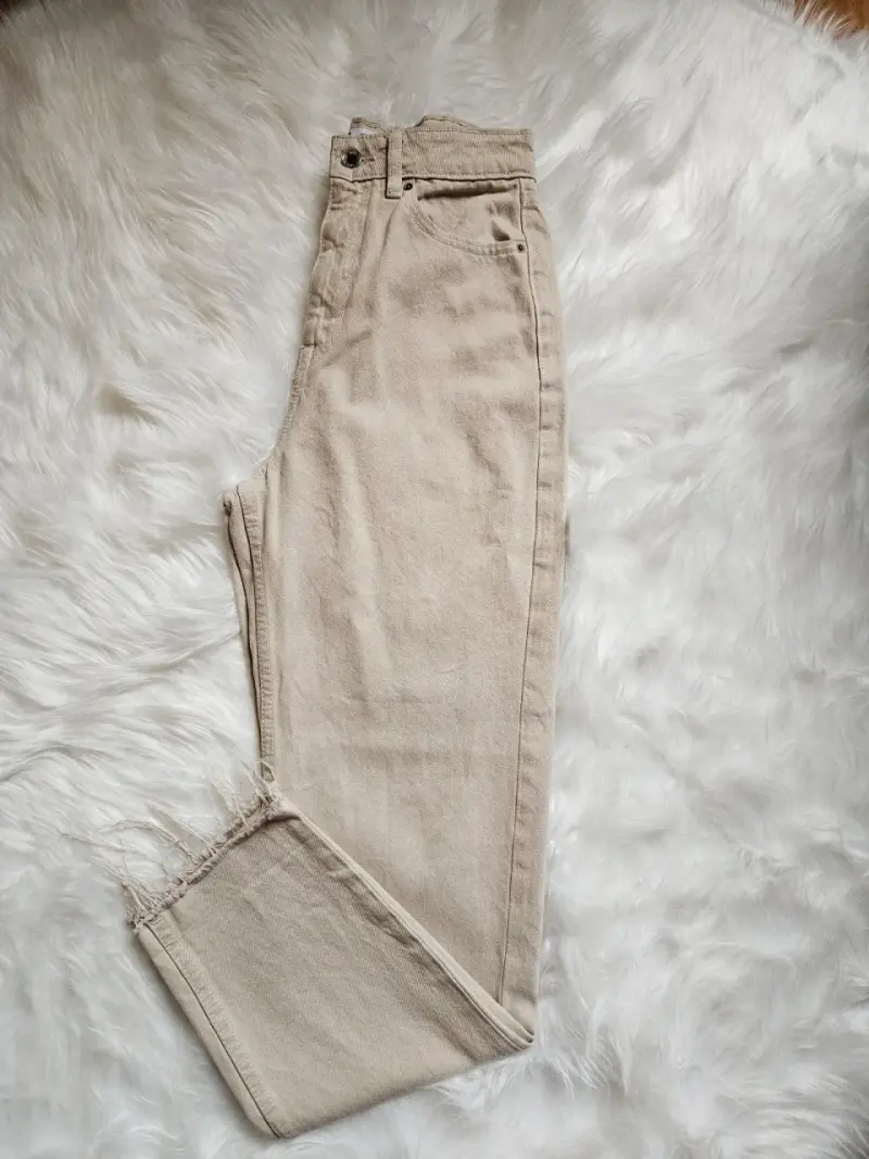 Jeans beige de tiro alto con dobladillo deshilachado - 2