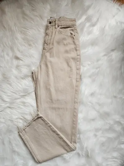 Jeans beige de tiro alto con dobladillo deshilachado - miniatura 2