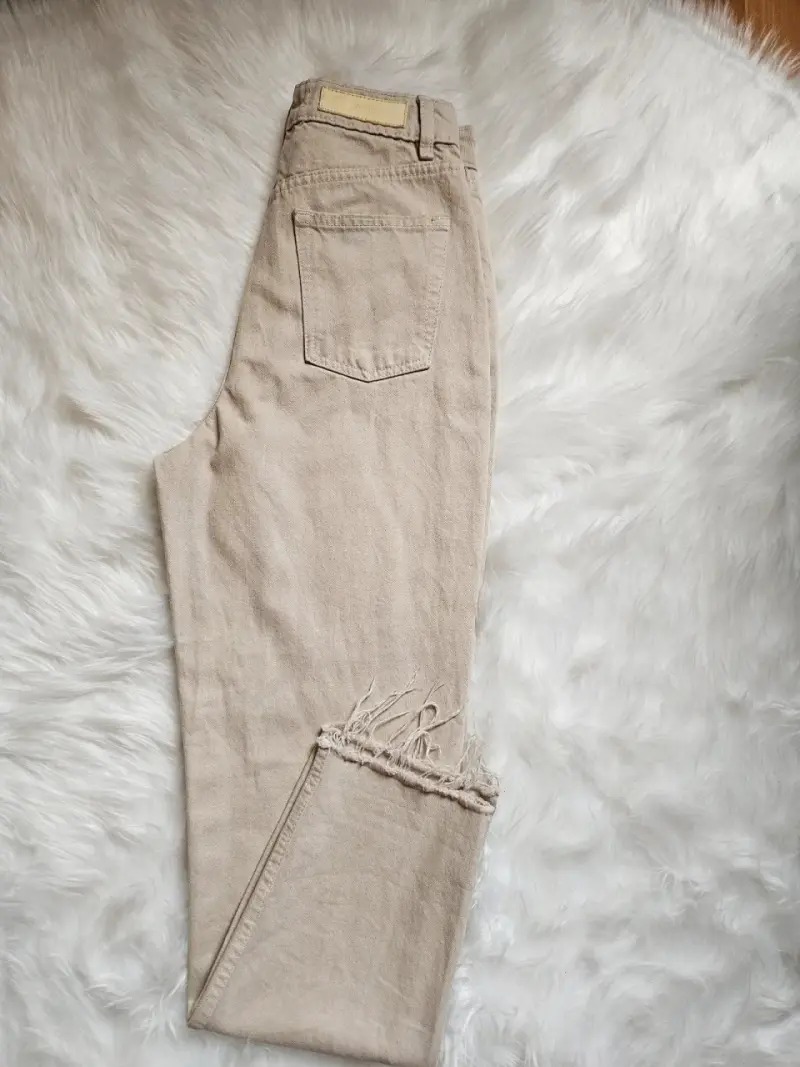 Jeans beige de tiro alto con dobladillo deshilachado - 3