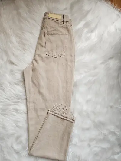 Jeans beige de tiro alto con dobladillo deshilachado - miniatura 3