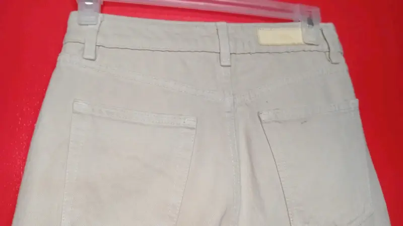 Jeans beige de tiro alto con dobladillo deshilachado - 4