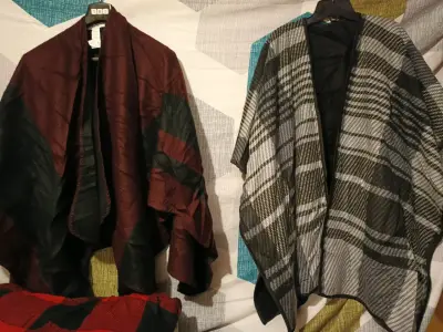 Ponchos de lana en varios colores y diseños - miniatura 1
