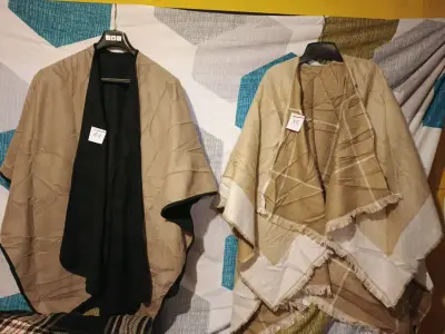 Ponchos de lana en varios colores y diseños - miniatura 3