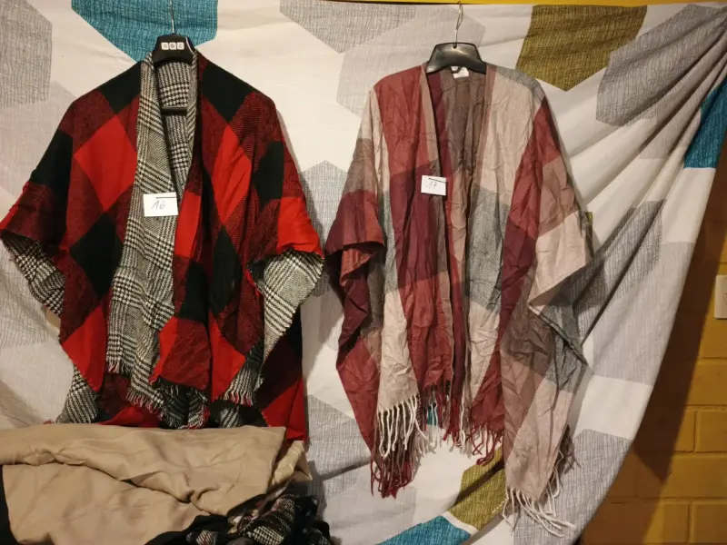 Ponchos de lana en varios colores y diseños - 4