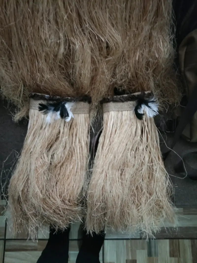 Traje pascuense  con fibras naturales. - 1