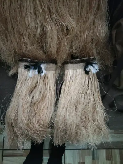 Traje pascuense  con fibras naturales. - miniatura 1
