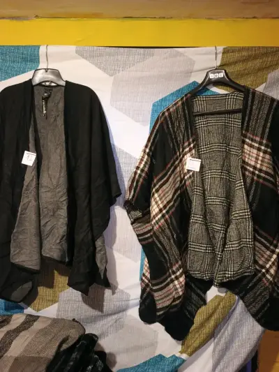 Ponchos de lana en varios colores y diseños - miniatura 5