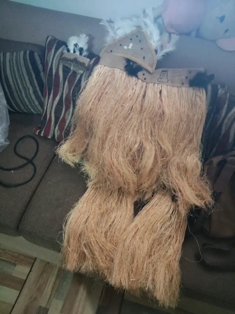 Traje pascuense  con fibras naturales. - 2