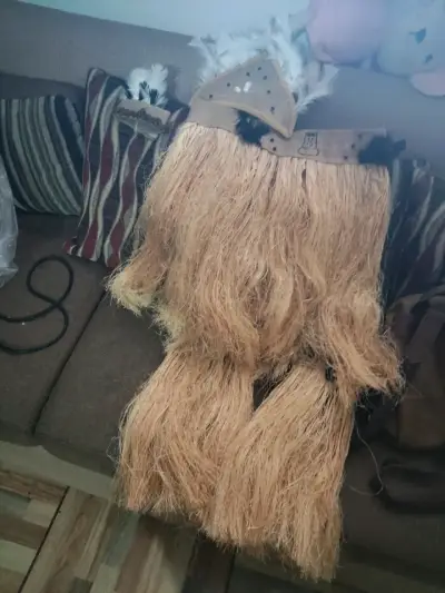 Traje pascuense  con fibras naturales. - miniatura 2