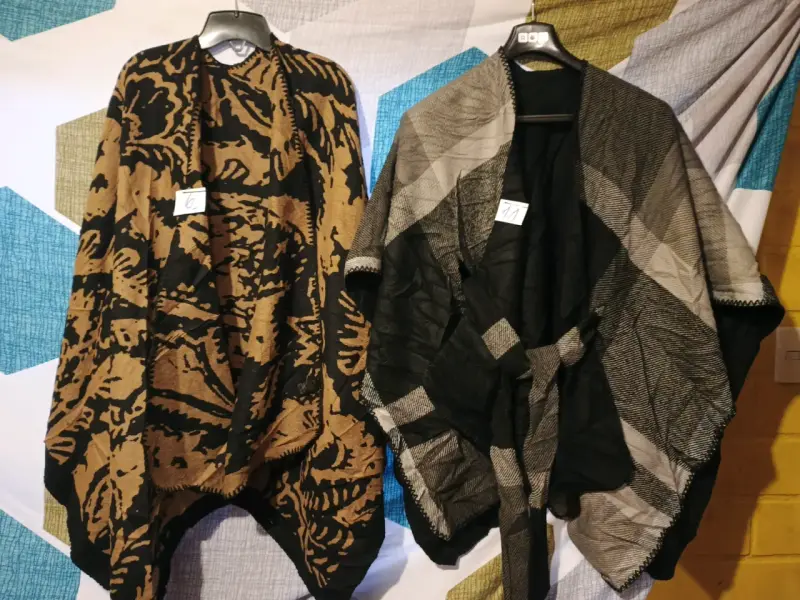Ponchos de lana en varios colores y diseños - 6