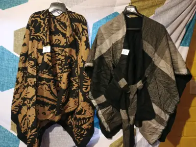 Ponchos de lana en varios colores y diseños - miniatura 6