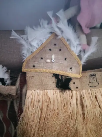 Traje pascuense  con fibras naturales. - miniatura 4