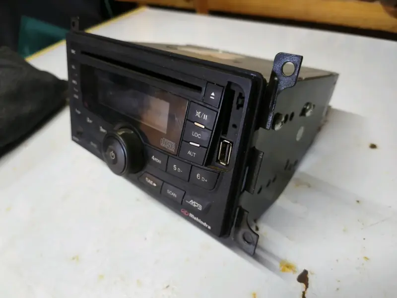 Radio de auto Mahindra con reproductor MP3 y USB - 2