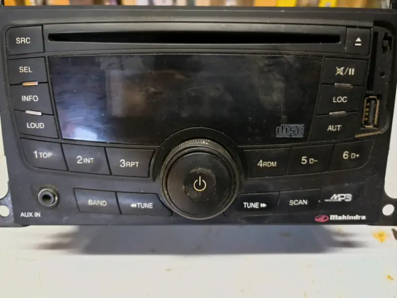 Radio de auto Mahindra con reproductor MP3 y USB - 3