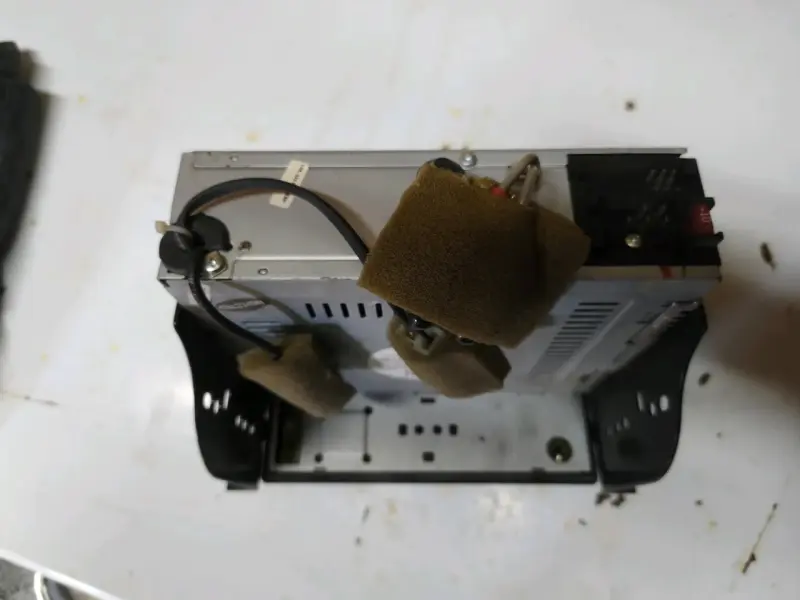 Radio de auto Mahindra con reproductor MP3 y USB - 4