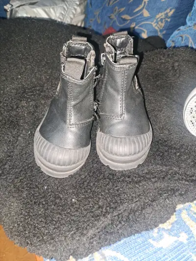 Botines negros para niños talla 19 - miniatura 1