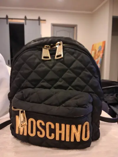 Mochila negra acolchada Moschino con logo dorado - miniatura 1