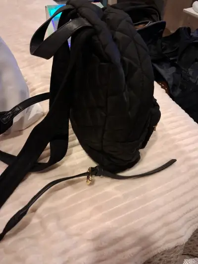 Mochila negra acolchada Moschino con logo dorado - miniatura 2