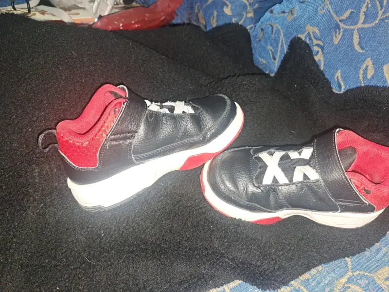 Zapatillas deportivas negras y rojas para niños