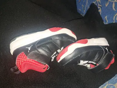 Zapatillas deportivas negras y rojas para niños - miniatura 2