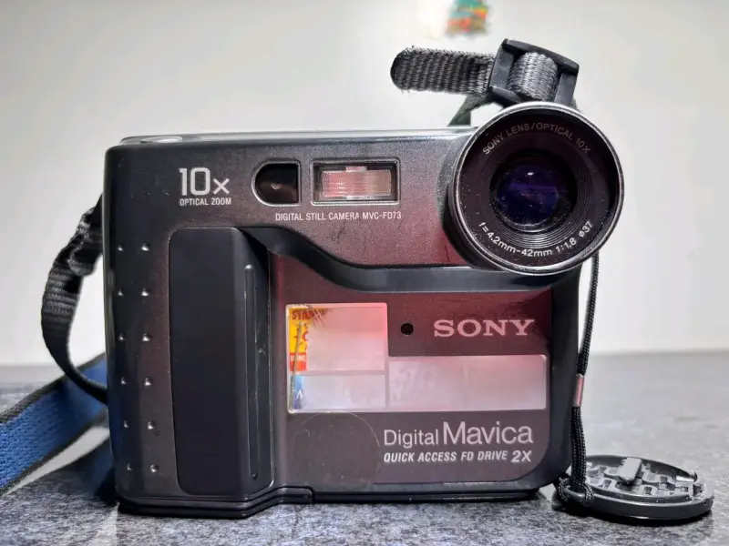 Cámara Digital Sony Mavica MVC-FD75 con Zoom Óptico 10x - 2