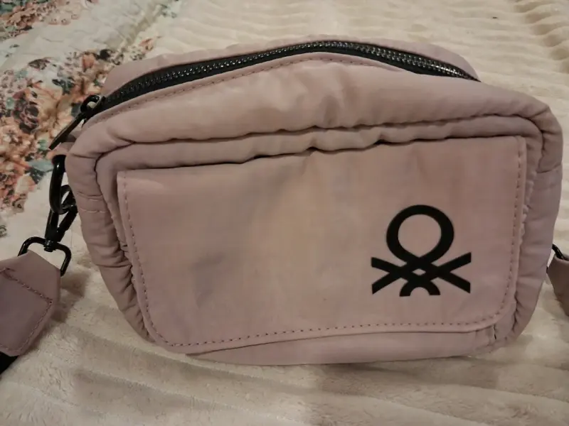 Riñonera beige con logo negro benetton - 2