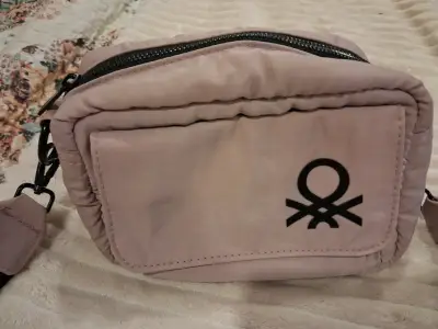 Riñonera beige con logo negro benetton - miniatura 2