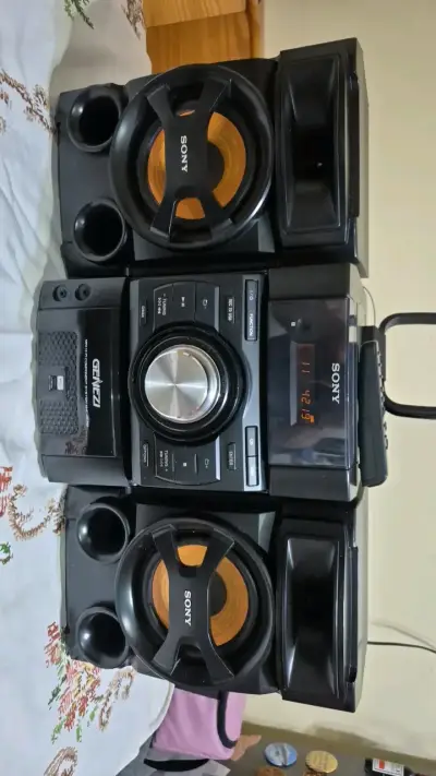 Sistema de sonido Sony con parlantes potentes - miniatura 1