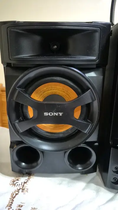Sistema de sonido Sony con parlantes potentes - miniatura 3