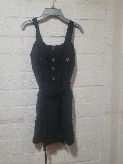 Vestido negro con botones decorativos - miniatura 1
