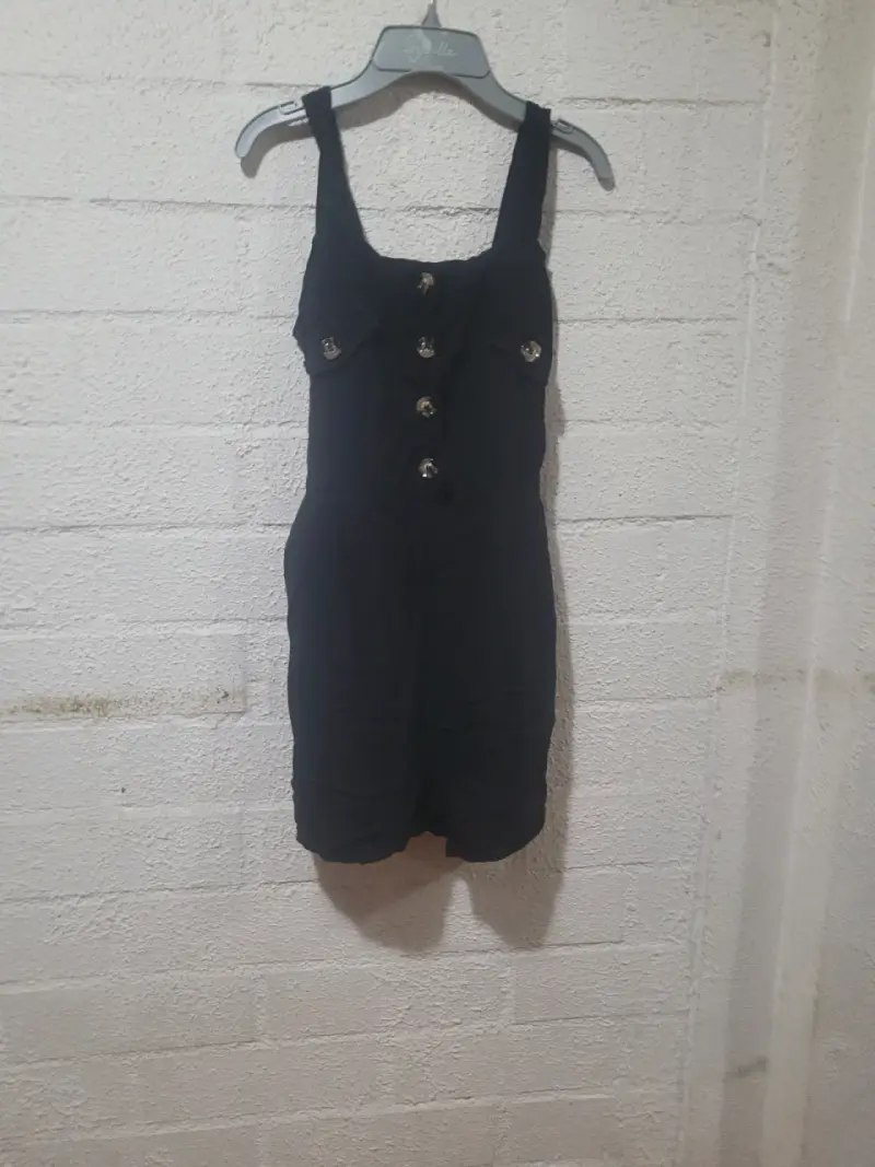 Vestido negro con botones decorativos - 2