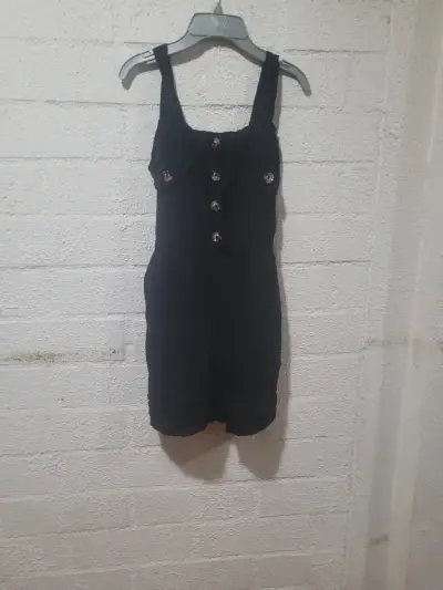 Vestido negro con botones decorativos - miniatura 2