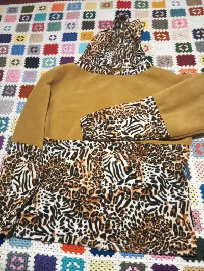Polerón con capucha estampado animal print - miniatura 1