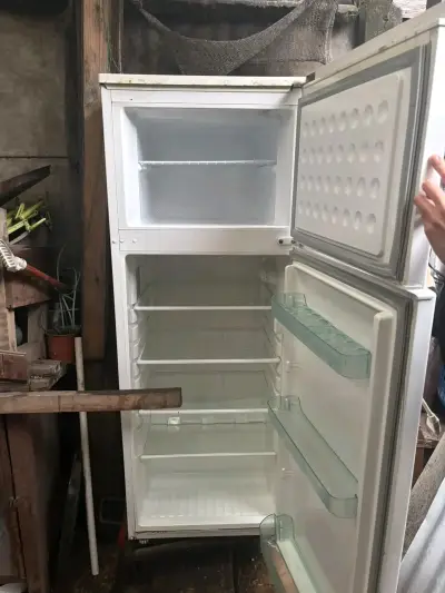 Refrigerador Electrolux de dos puertas en buen estado - miniatura 2