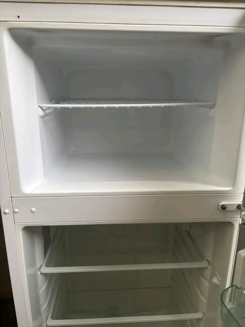 Refrigerador Electrolux de dos puertas en buen estado - 3