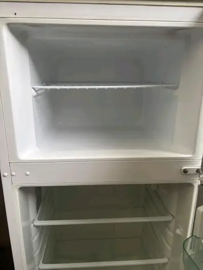Refrigerador Electrolux de dos puertas en buen estado - miniatura 3