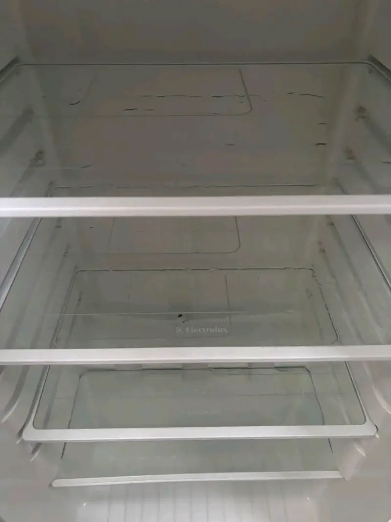 Refrigerador Electrolux de dos puertas en buen estado - 4