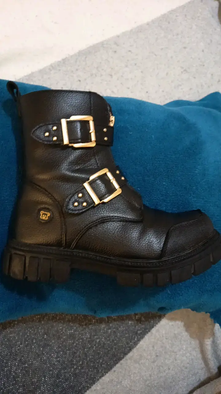 Botas pillín negras de cuero con hebillas doradas - 1