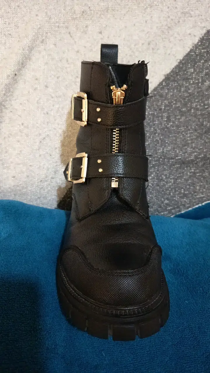 Botas pillín negras de cuero con hebillas doradas - 2