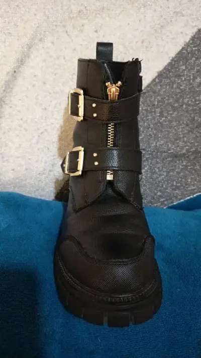 Botas pillín negras de cuero con hebillas doradas - miniatura 2