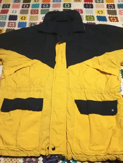 Chaqueta impermeable reversible amarilla y negra - miniatura 1