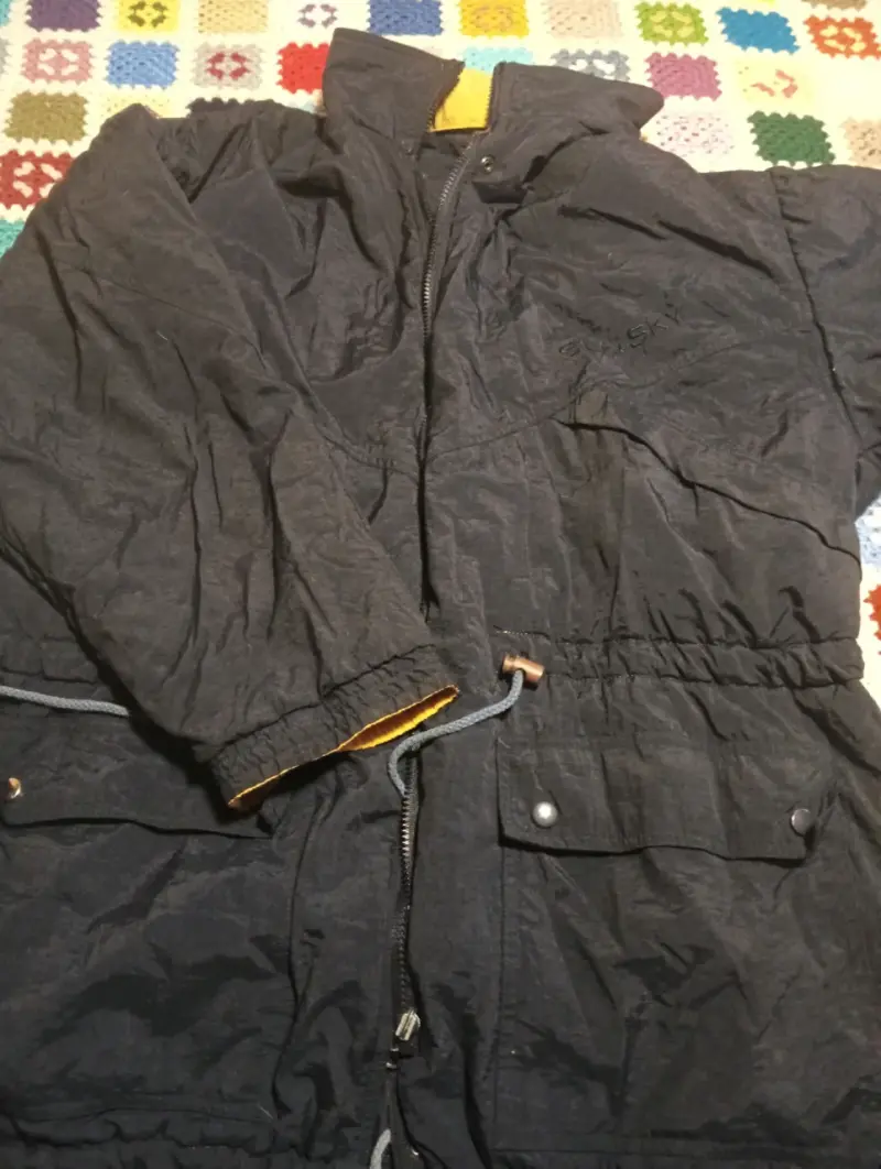 Chaqueta impermeable reversible amarilla y negra - 2