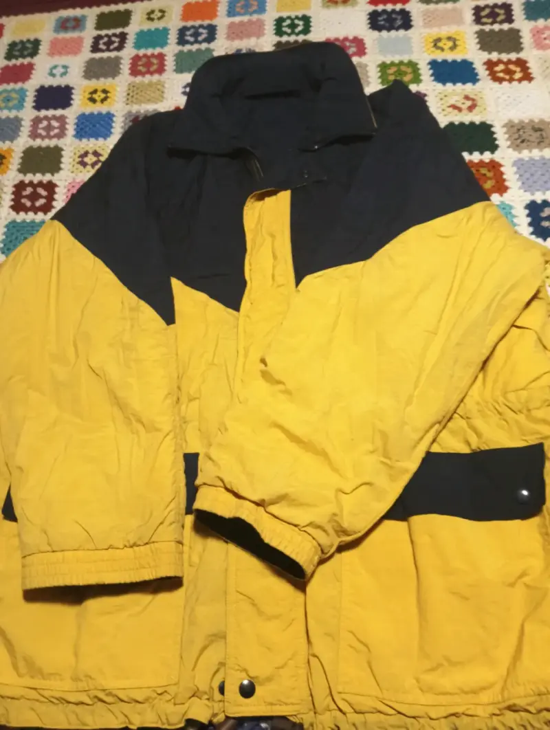 Chaqueta impermeable reversible amarilla y negra - 3