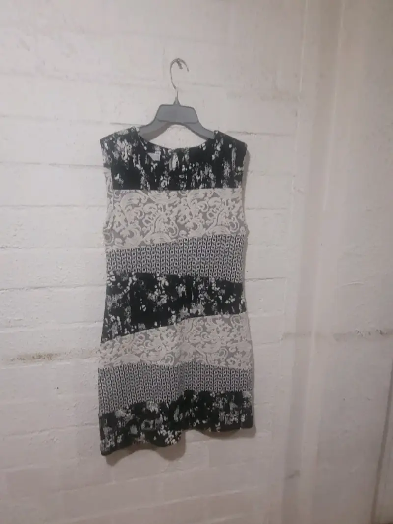 Vestido sin mangas con estampado floral y geométrico