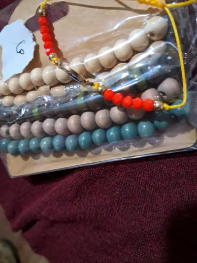Set de pulseras de madera y cuentas coloridas - miniatura 1