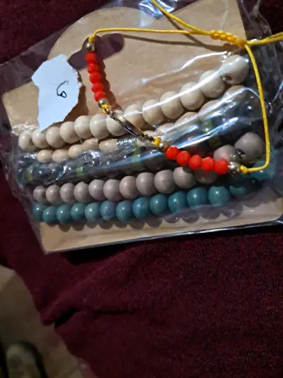 Set de pulseras de madera y cuentas coloridas - miniatura 2