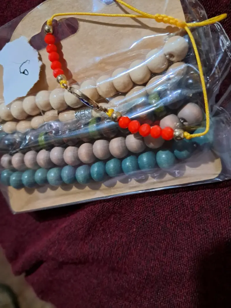 Set de pulseras de madera y cuentas coloridas - 3