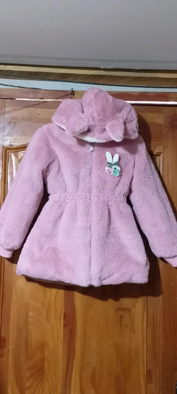 Abrigo infantil rosado con capucha y orejas