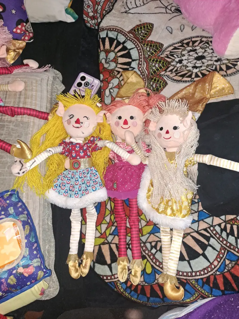 Muñecos de tela artesanales con ropa colorida