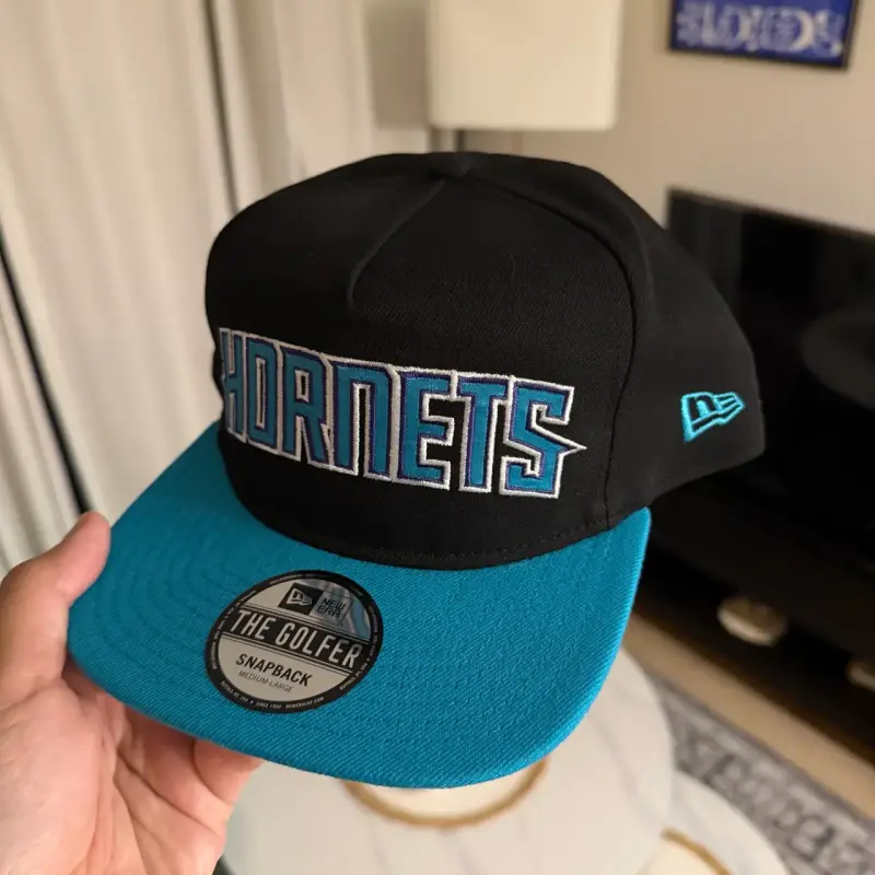 Gorra Snapback Hornets New Era Negra y Azul
